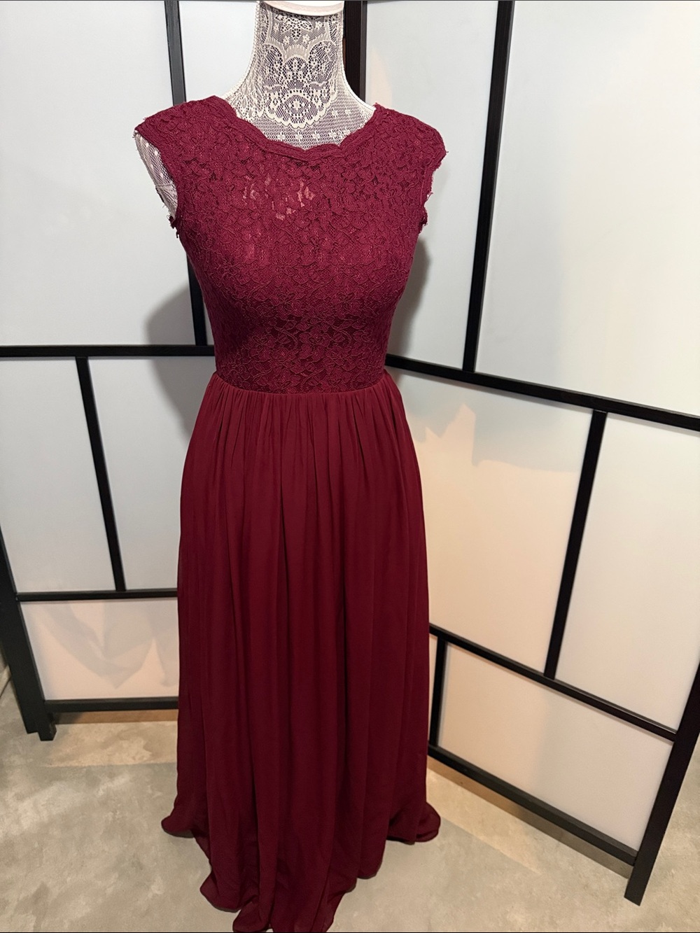 Elegant Lace Bodice Burgundy Maxi Dress